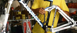 assemblaggio bici su telaio custom e componenti personalizzati
